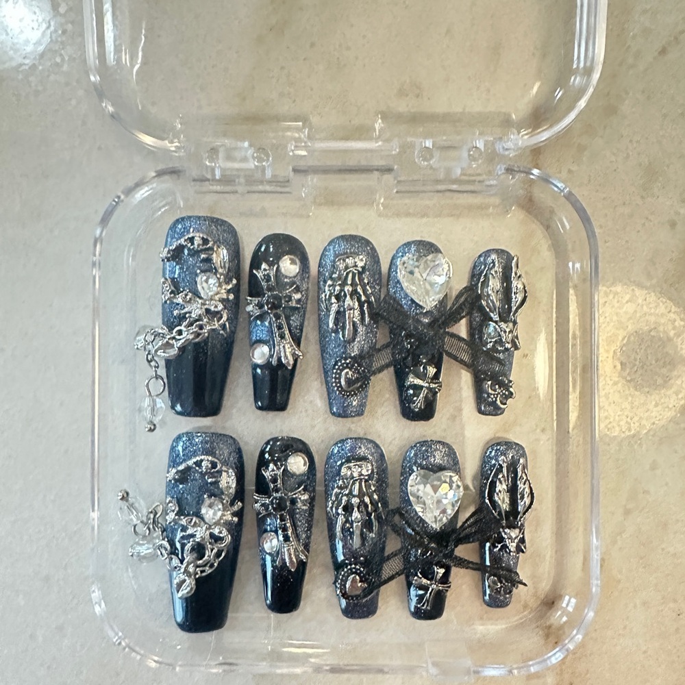 Elegant Black and Silver Press on Nail Set